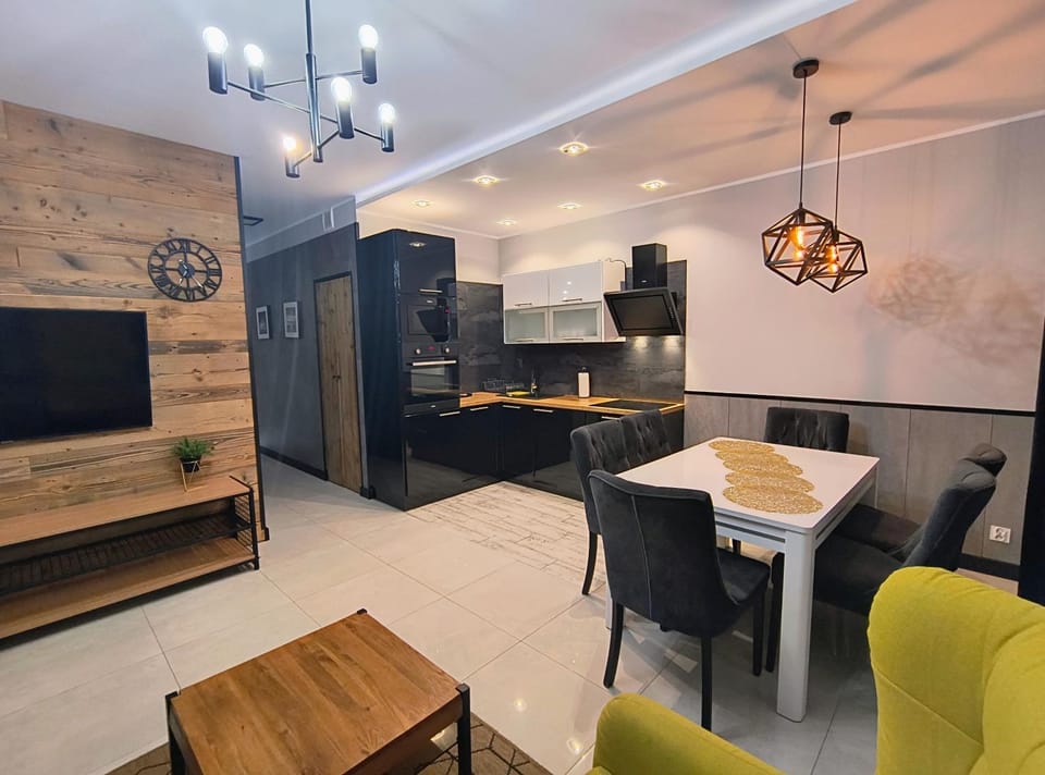 Communal lounge/ TV room, TV and multimedia, Kitchen or kitchenette, Living room, Dining area, oven, stove