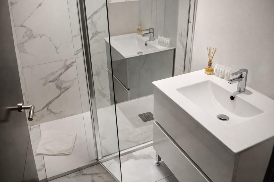 Shower, Toilet