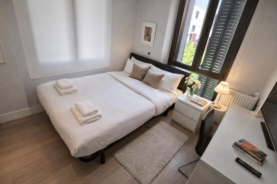 Bed, TV and multimedia, Photo of the whole room, Bedroom, towels