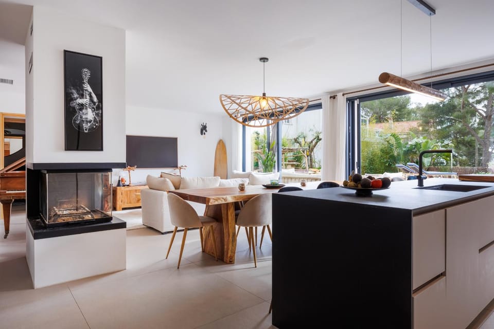 Living room, Dining area