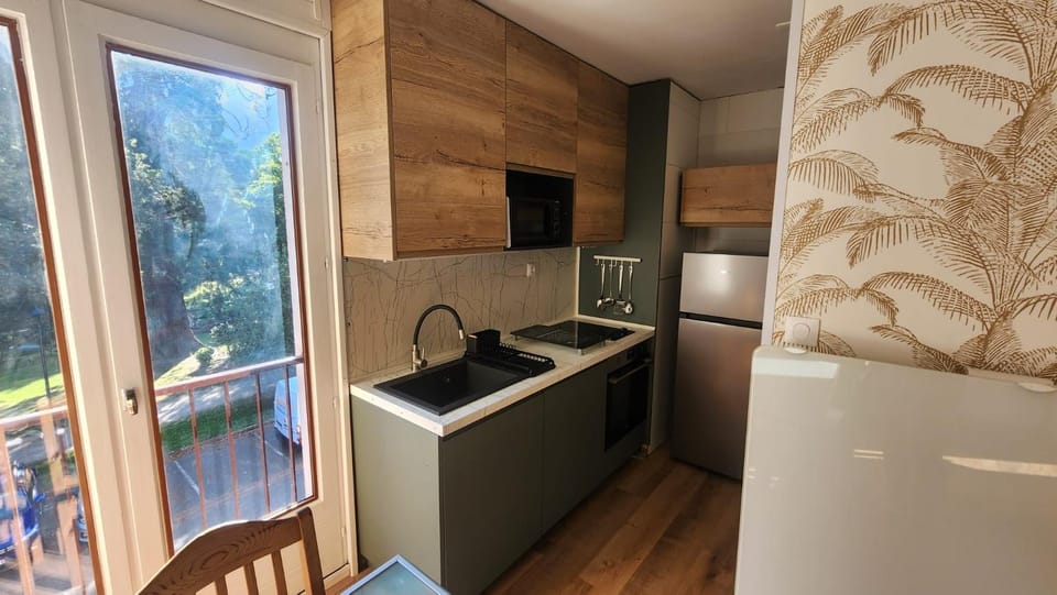 Garden view, dishwasher, microwave, oven, stove