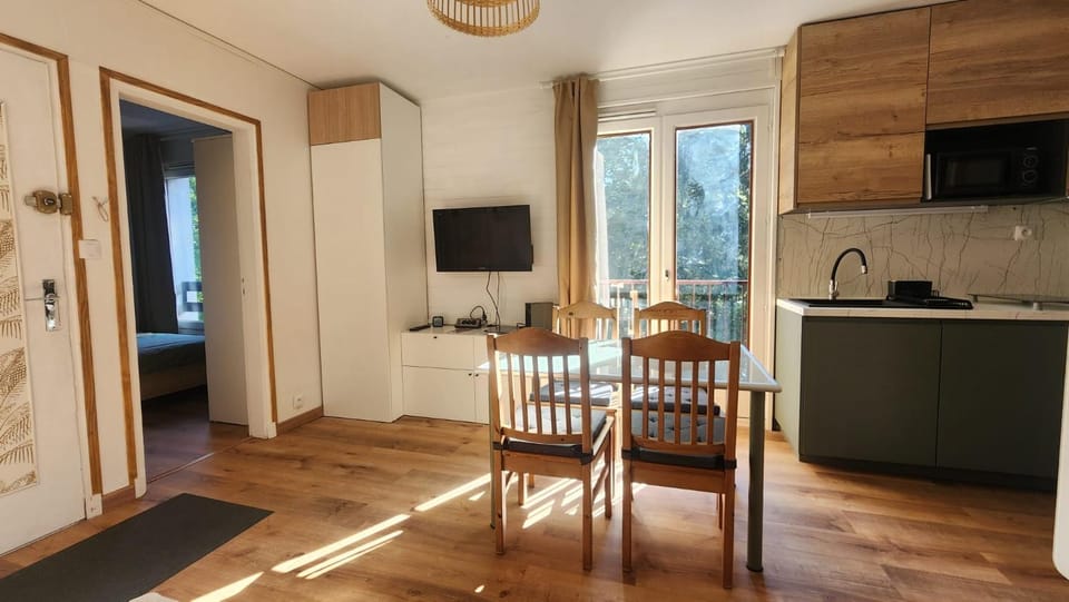 TV and multimedia, Living room, Dining area, Garden view