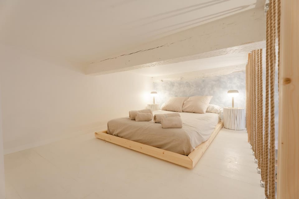 Photo of the whole room, Bedroom