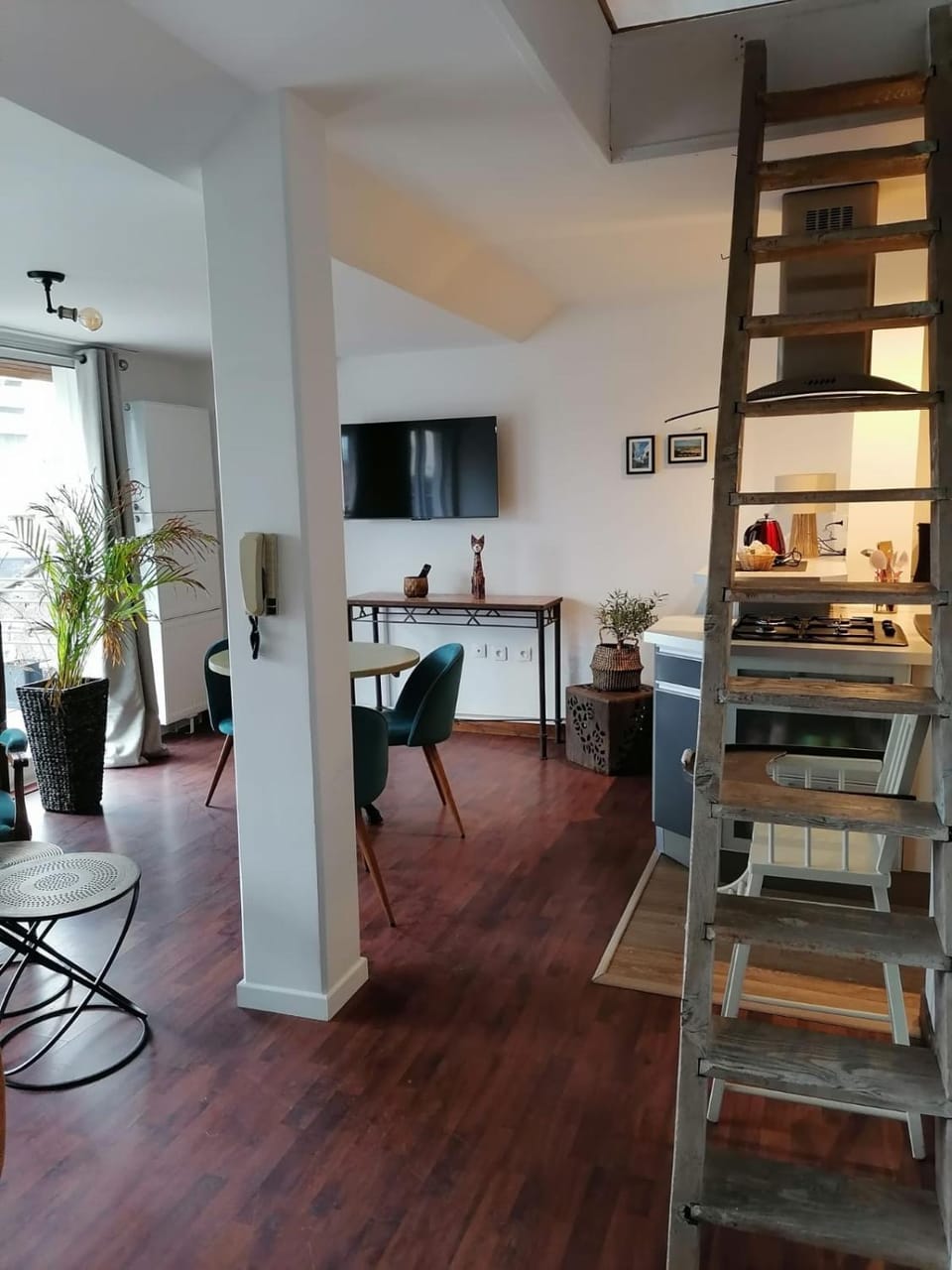Kitchen or kitchenette, Seating area