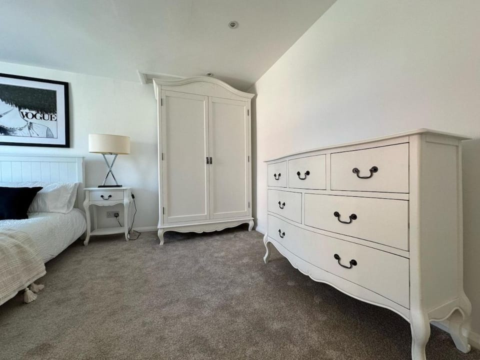 Bedroom, wardrobe