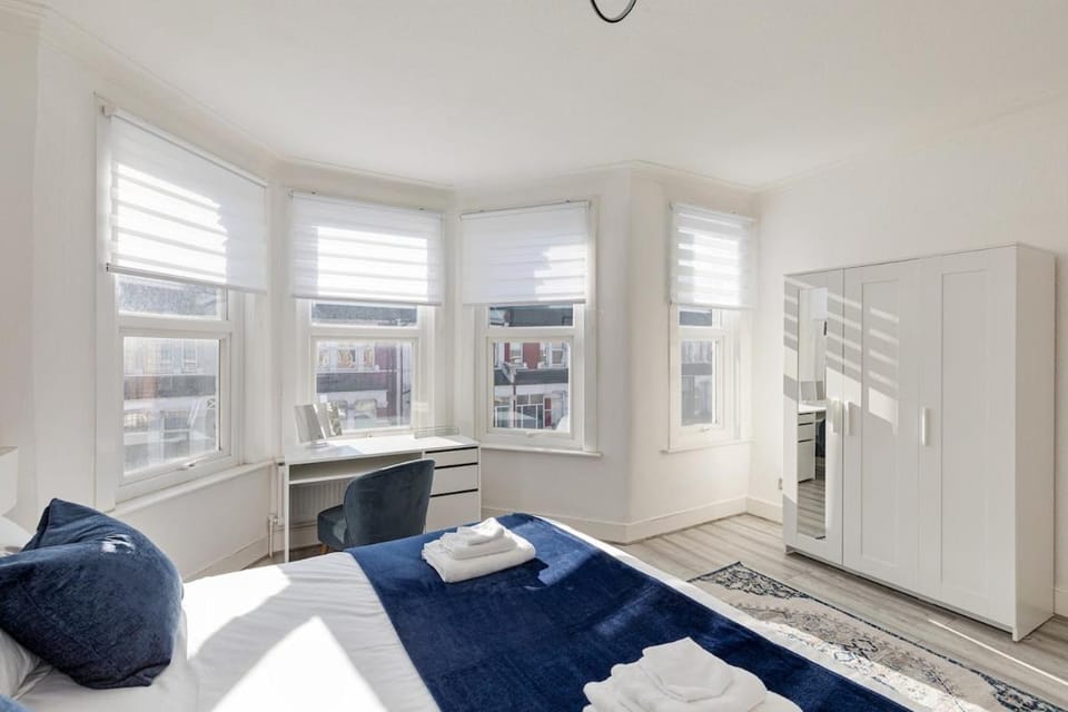 Bed, Bedroom, towels, wardrobe