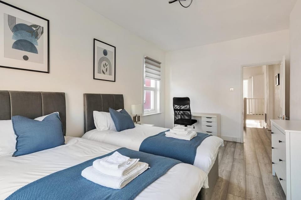Bed, Photo of the whole room, Seating area, Bedroom, towels