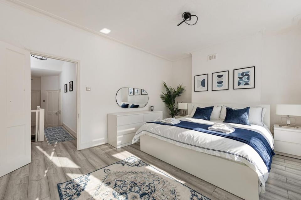 Bed, Photo of the whole room, Seating area, Bedroom