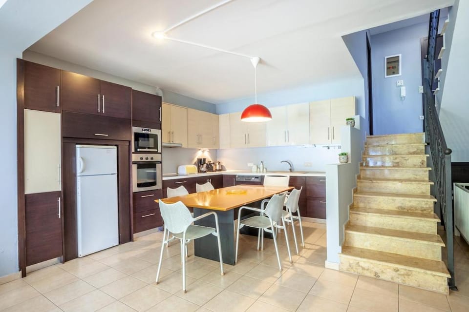 Kitchen or kitchenette, Dining area, dishwasher, oven, stove, toaster