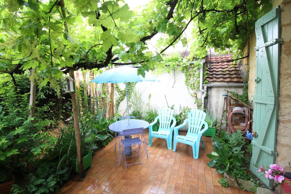 Patio, Spring, Day, Garden, Balcony/Terrace, Dining area, Pets, Garden view