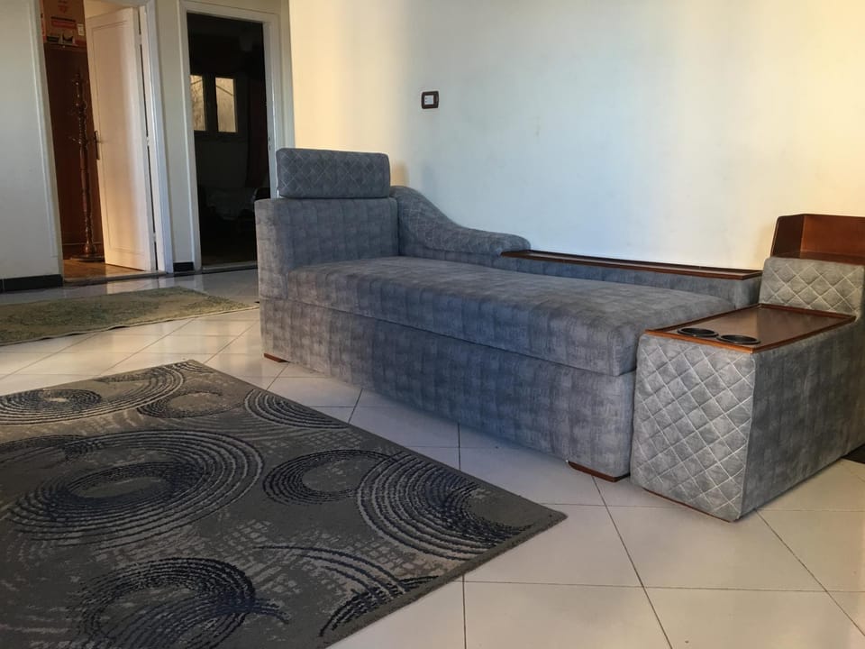 لوران قبل فندق المحروسه وقريبه من مول سان ستيفانو Apartment in Alexandria