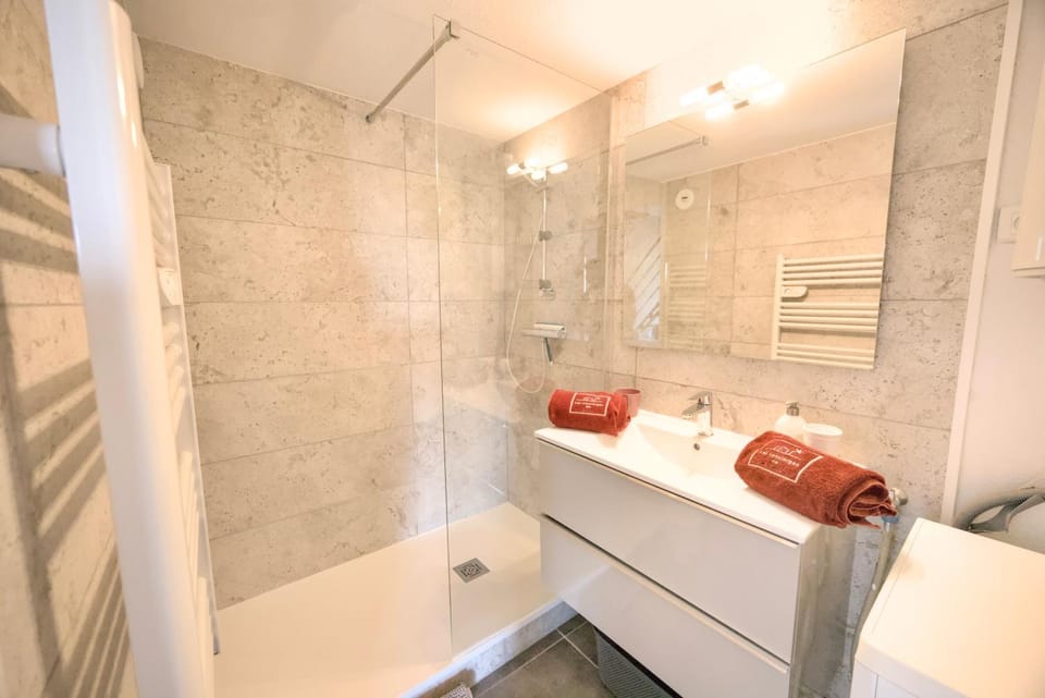 Charmant cocon, vue mer, piscine et clim Apartment in La Seyne-sur-Mer