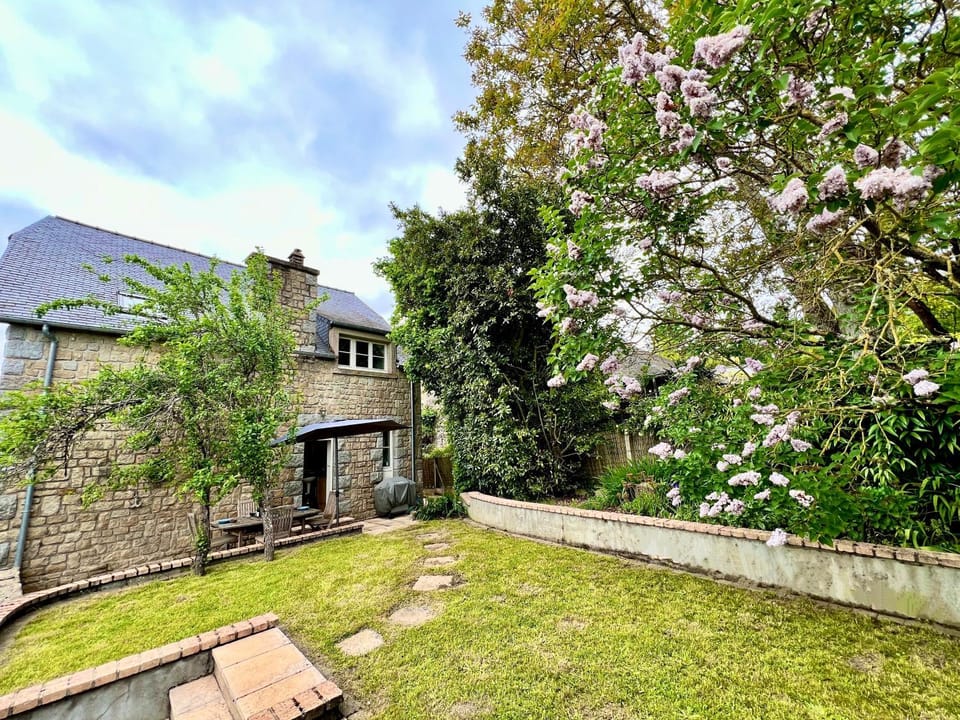 Property building, Day, Natural landscape, Garden, Garden view