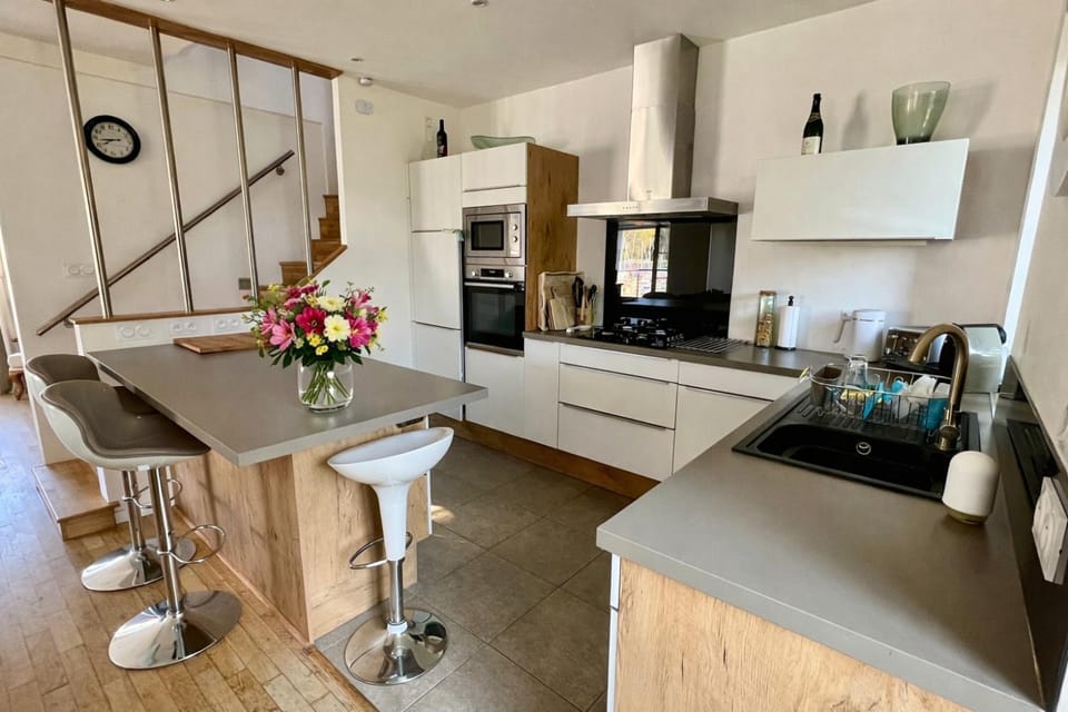 Dining area, kitchen