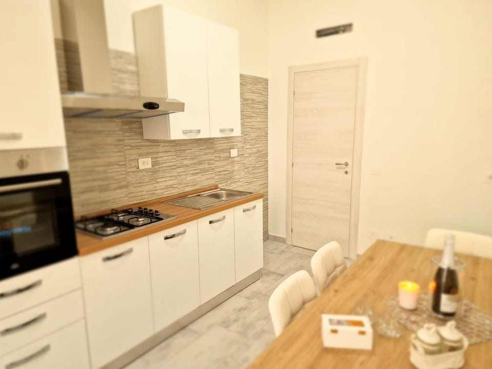 Kitchen or kitchenette, Dining area, oven, stove