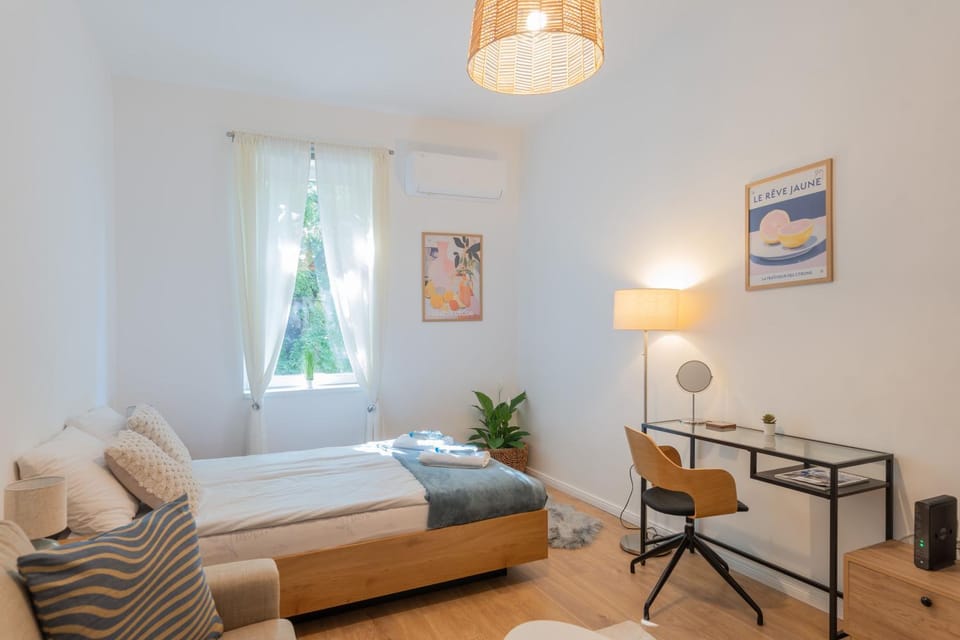 Bed, Seating area