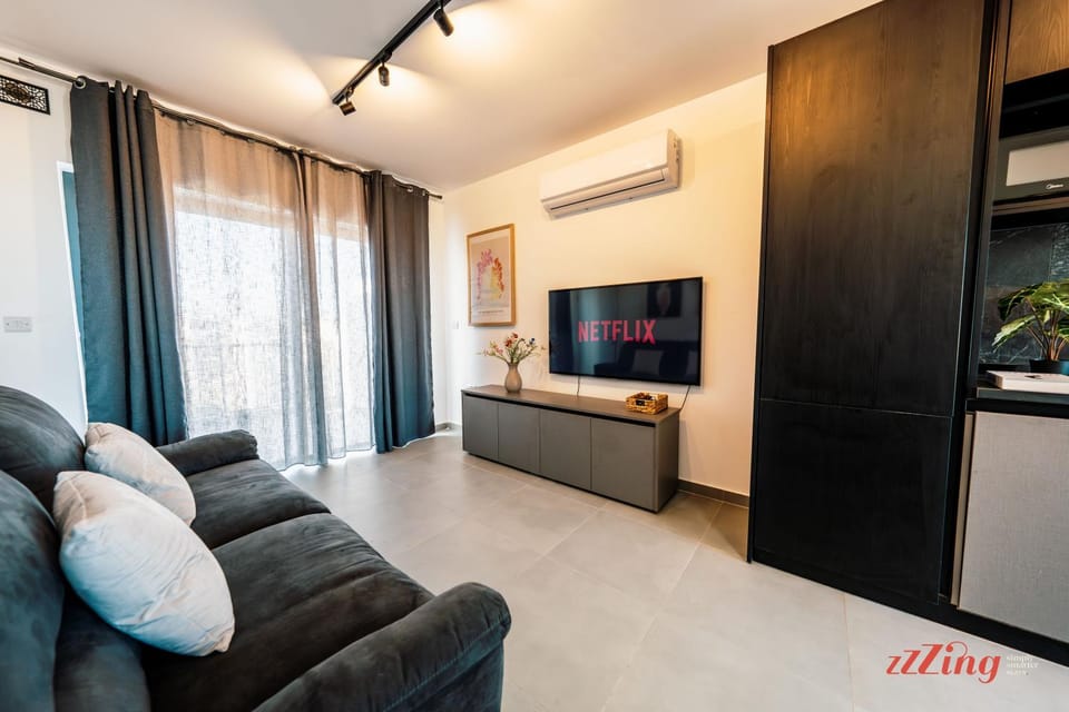 TV and multimedia, Living room, Seating area, air conditioner
