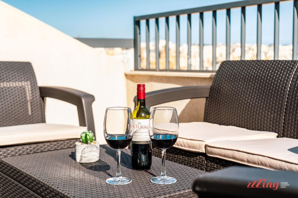 View (from property/room), Balcony/Terrace, Seating area