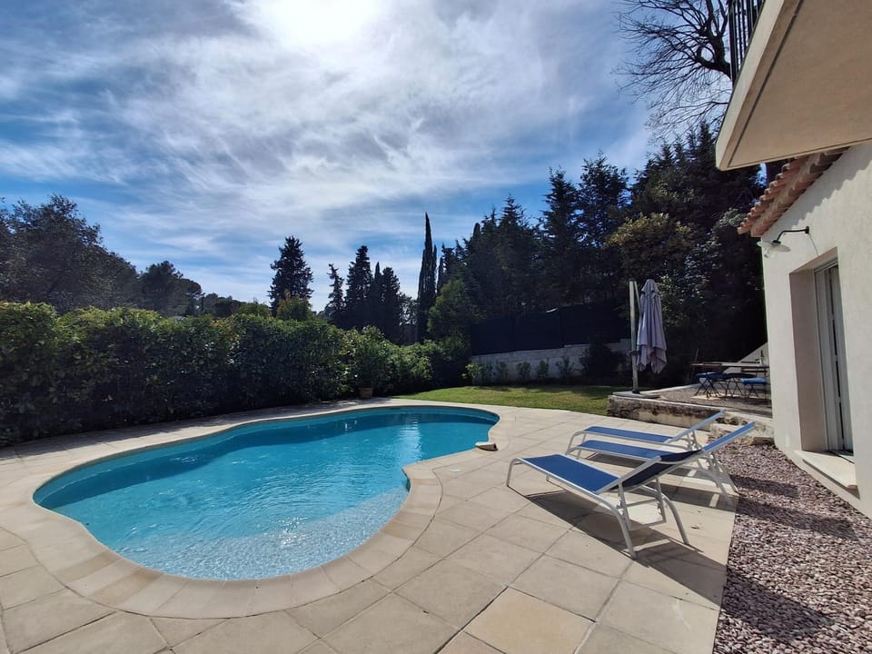 VALBONNE Villa récente avec piscine House in Valbonne