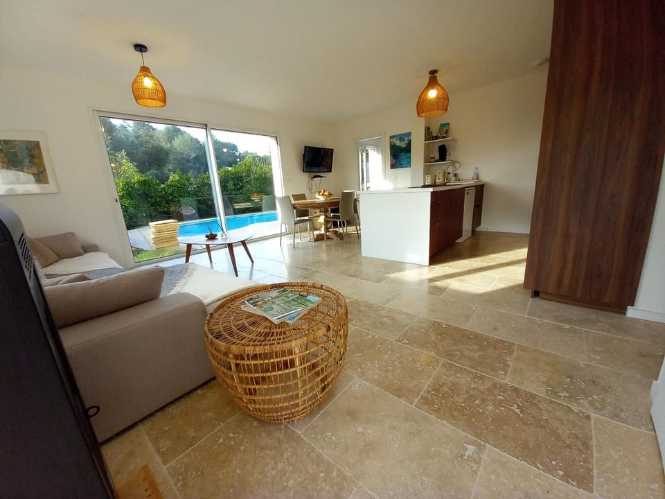 VALBONNE Villa récente avec piscine House in Valbonne