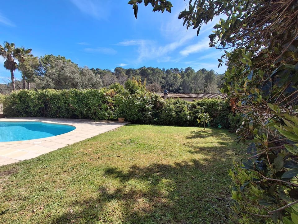 VALBONNE Villa récente avec piscine House in Valbonne