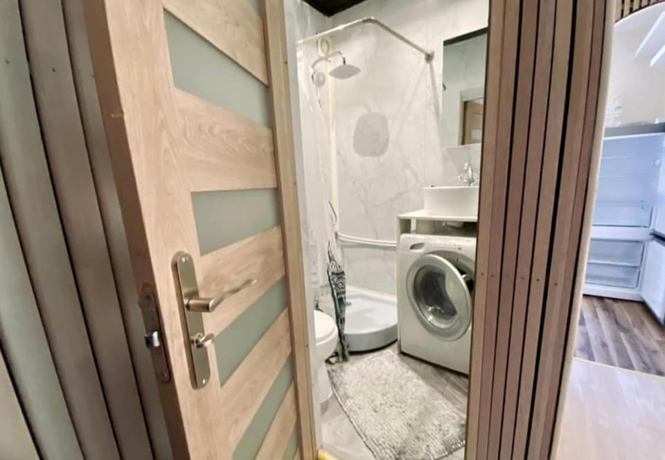 Shower, Toilet, Bathroom, towels, washing machine