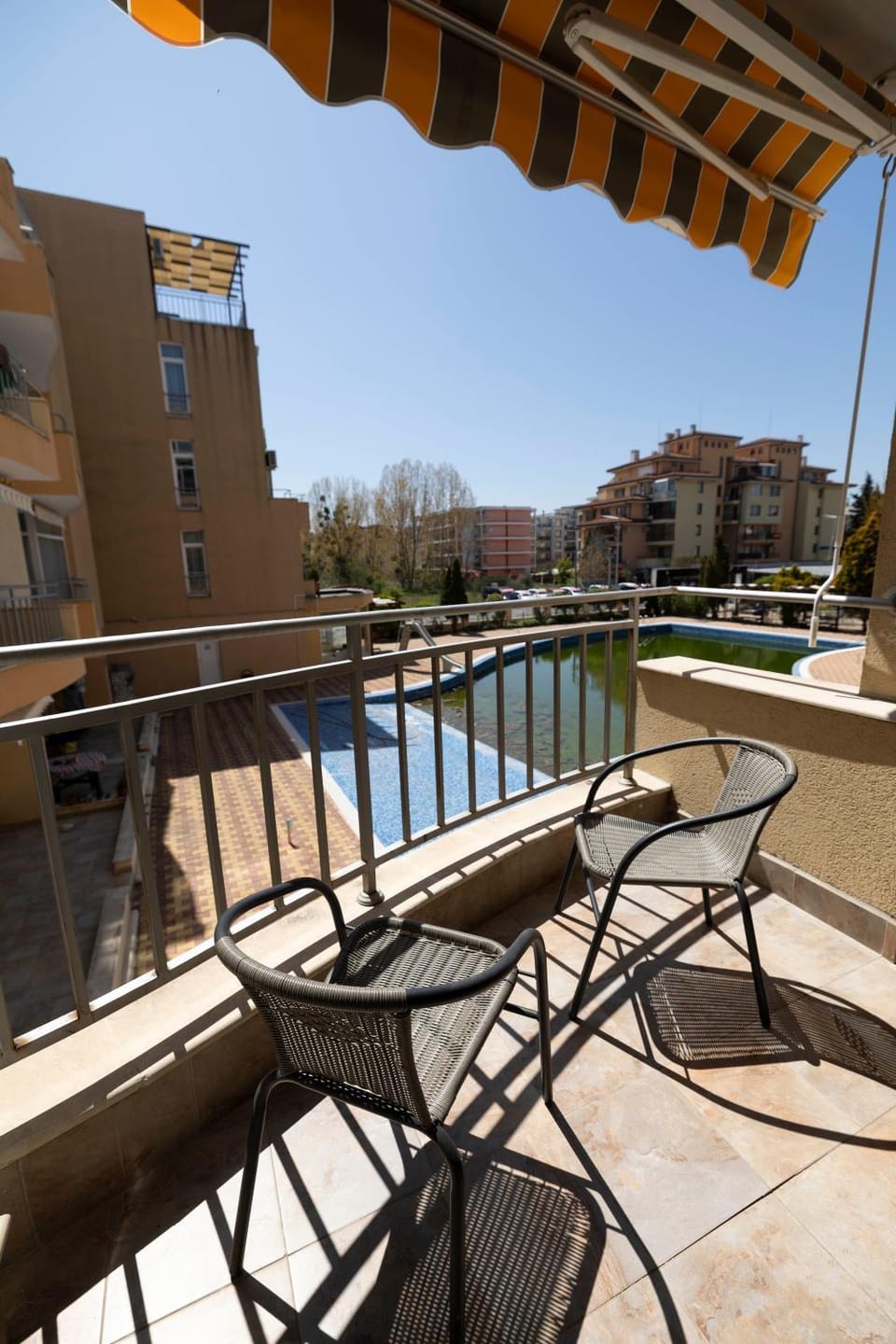 Property building, Day, Balcony/Terrace