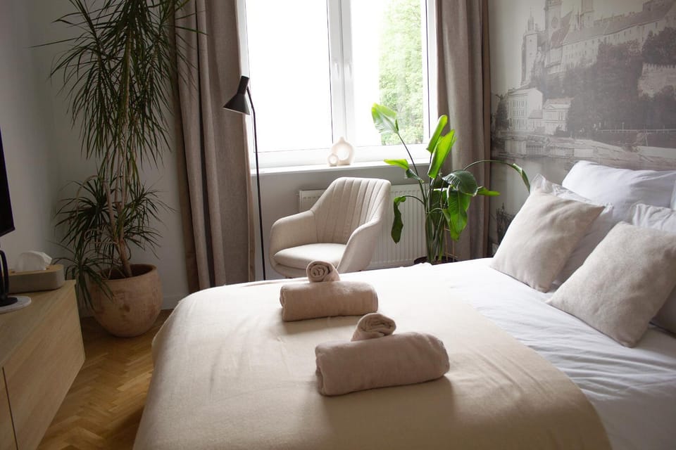 Bed, TV and multimedia, Bedroom, towels