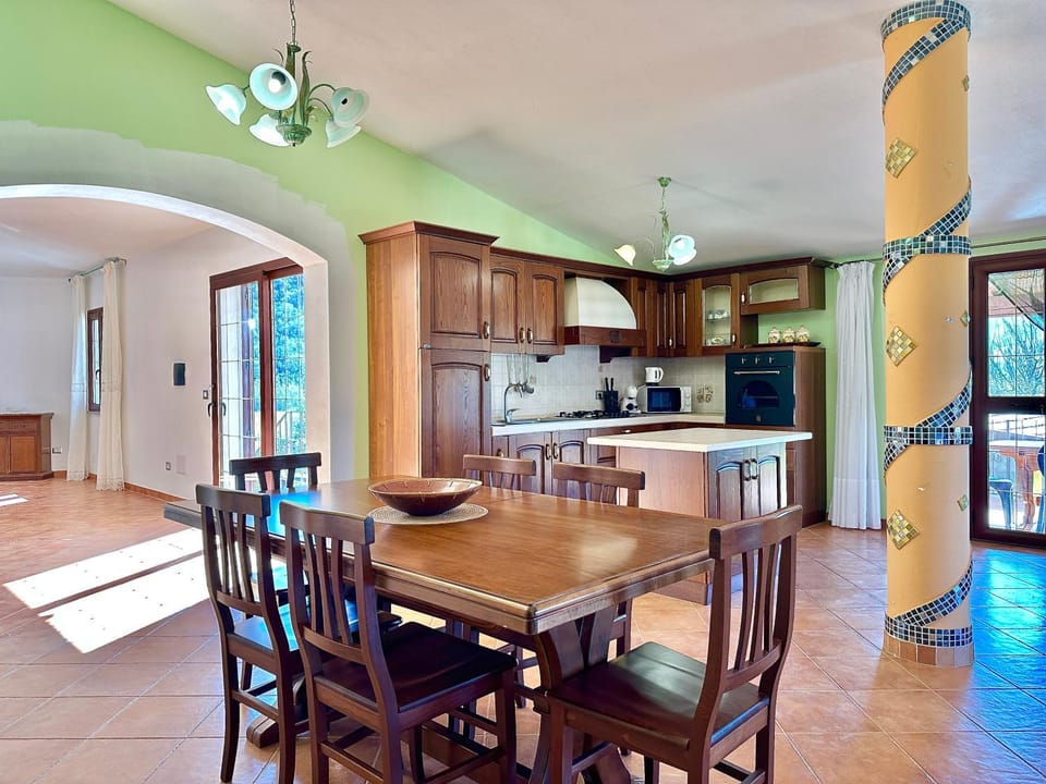 Kitchen or kitchenette, Dining area, oven, stove