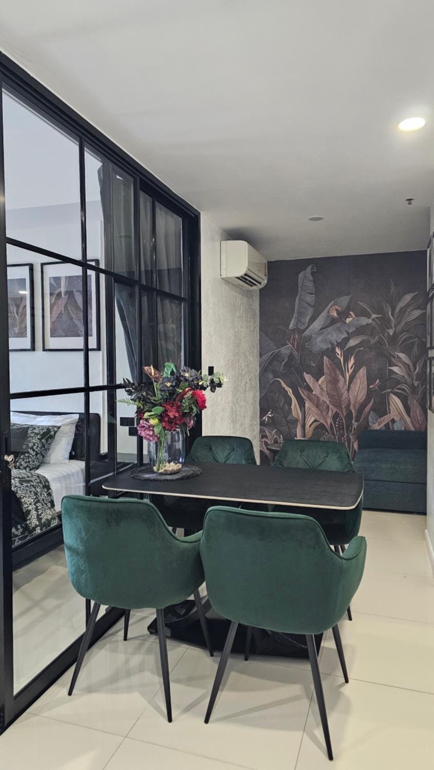 Seating area, Dining area