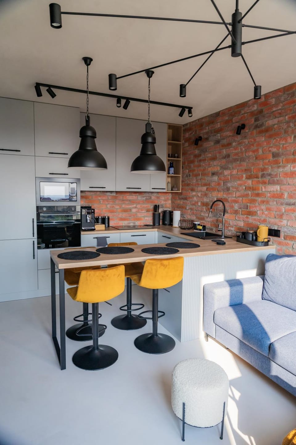 Kitchen or kitchenette, Living room, Seating area, Dining area
