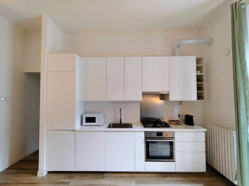 Coffee/tea facilities, Kitchen or kitchenette, dishwasher, microwave, oven, stove, kitchen
