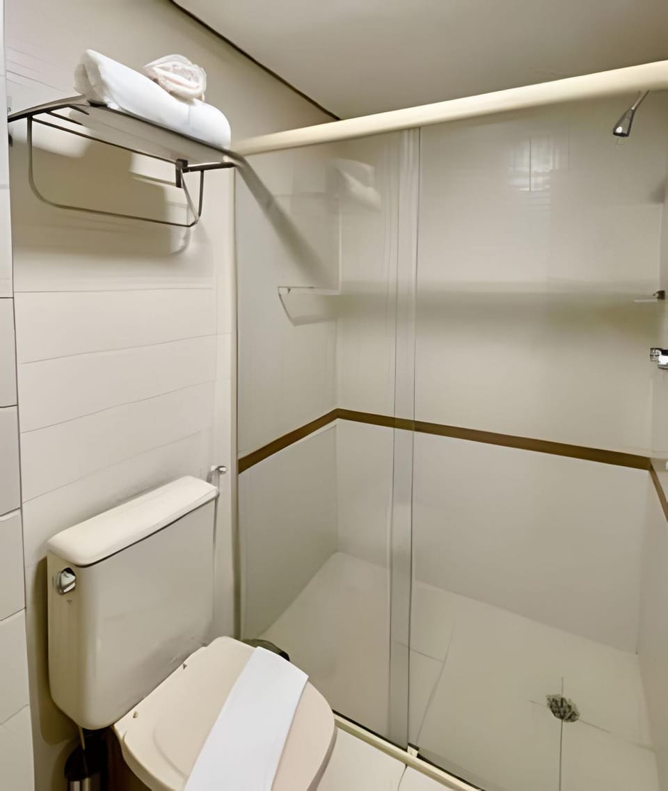 Shower, Toilet