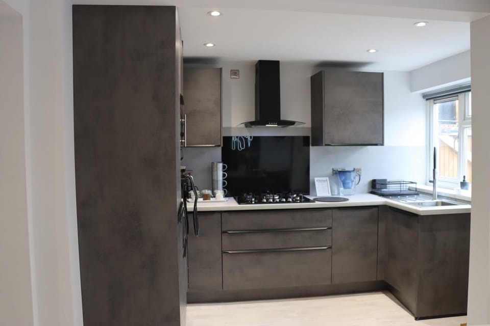 Perfect 3 bedroom home - Contractors & Families House in Wolverhampton