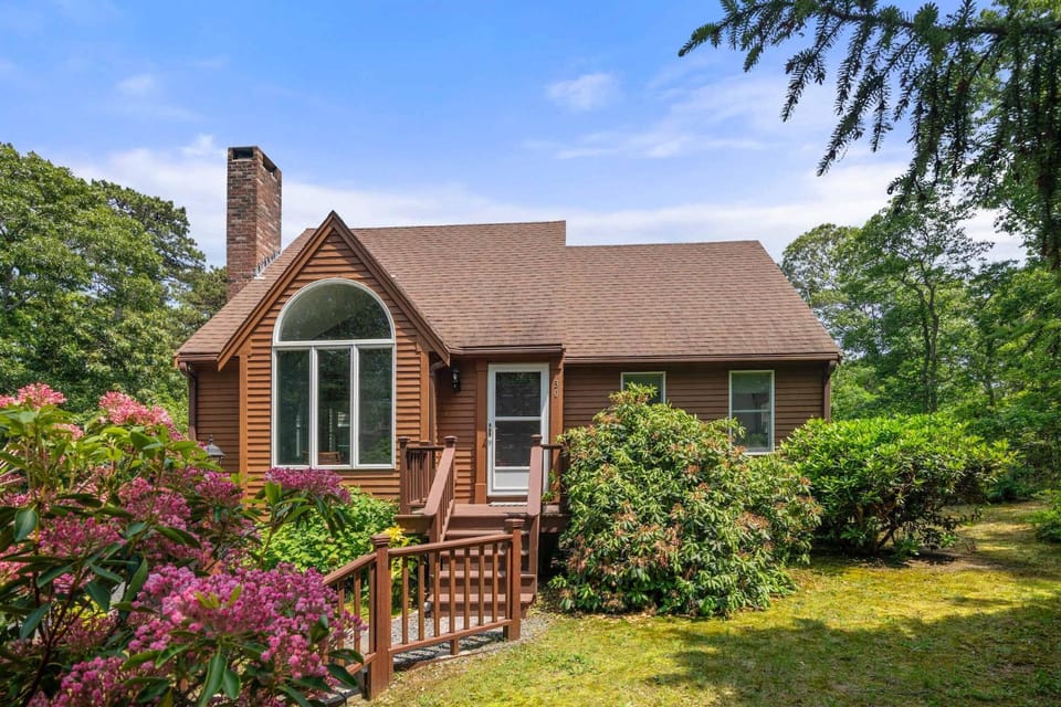 Comfort Mins from Nauset Light Beach House in Eastham