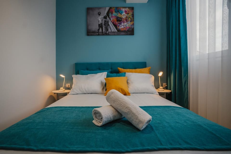 Bed, Bedroom, towels