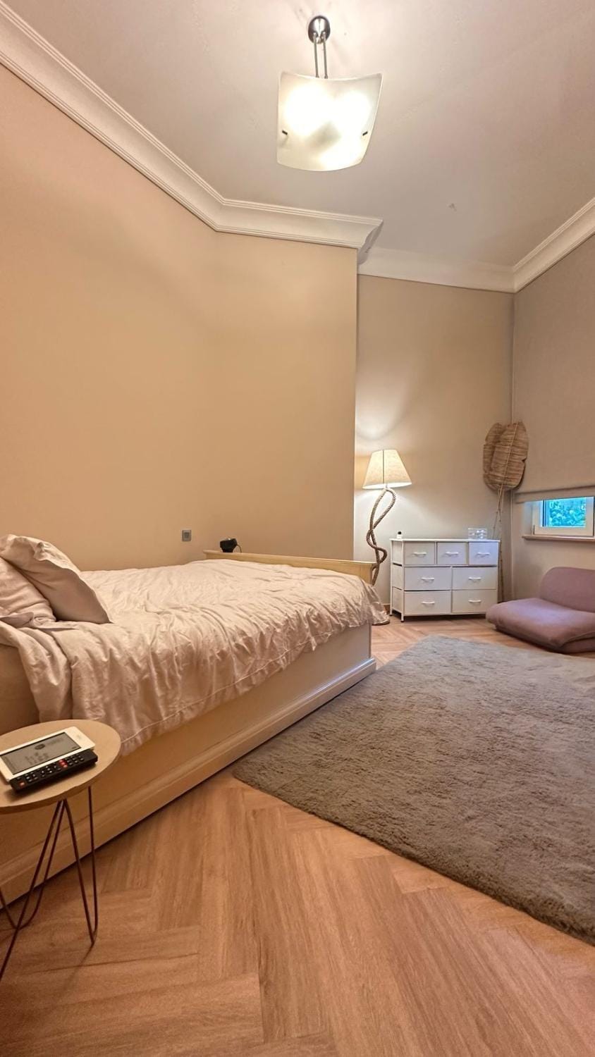 Bed, Photo of the whole room, Seating area, Bedroom