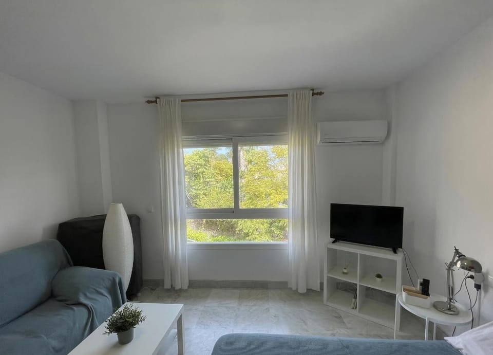 Photo of the whole room, air conditioner