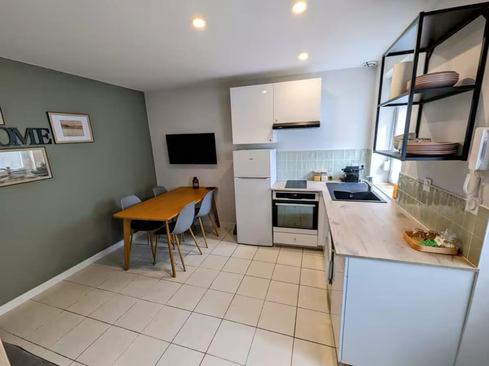 TV and multimedia, Kitchen or kitchenette, Living room, Dining area, stove