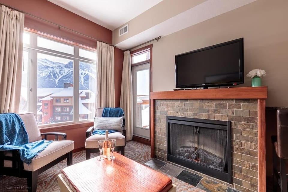 TV and multimedia, Living room, Mountain view, fireplace