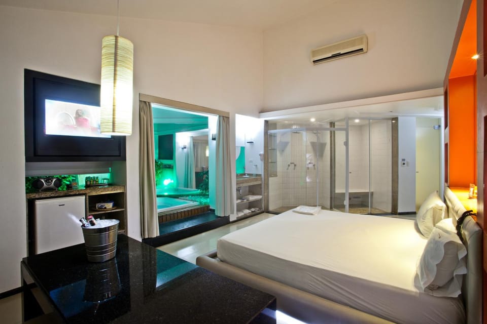 Bed, TV and multimedia, Photo of the whole room, Bedroom, air conditioner