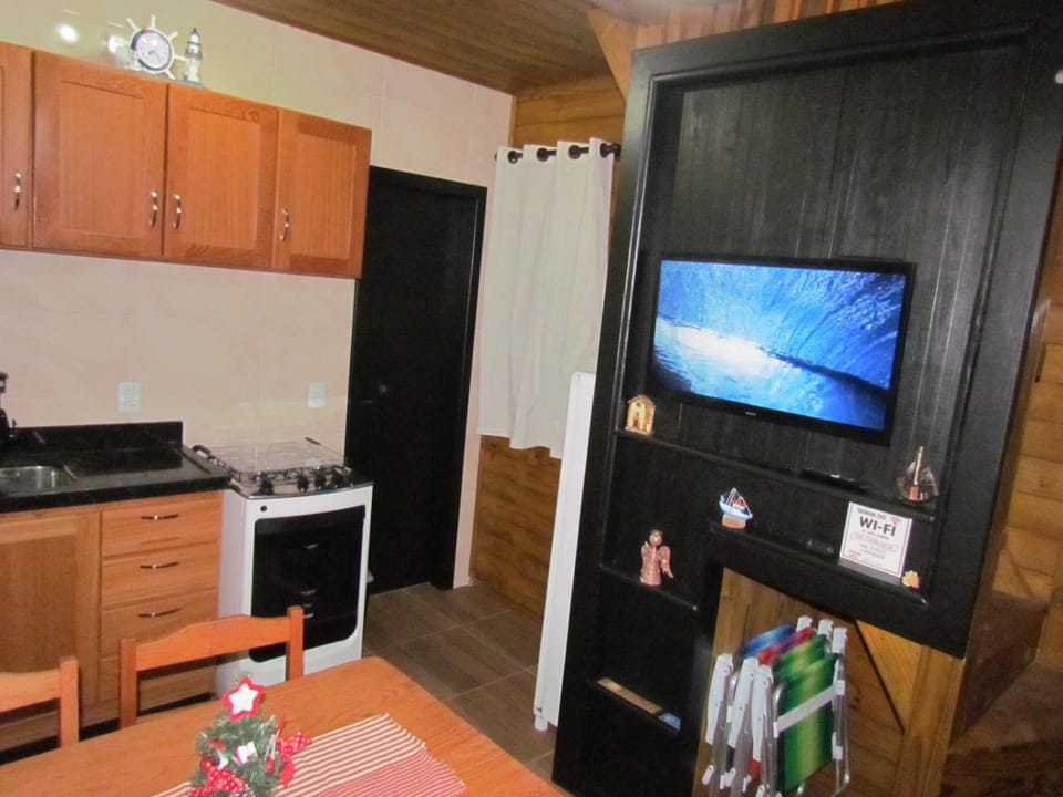 Communal lounge/ TV room, TV and multimedia, Kitchen or kitchenette, Dining area, oven, stove