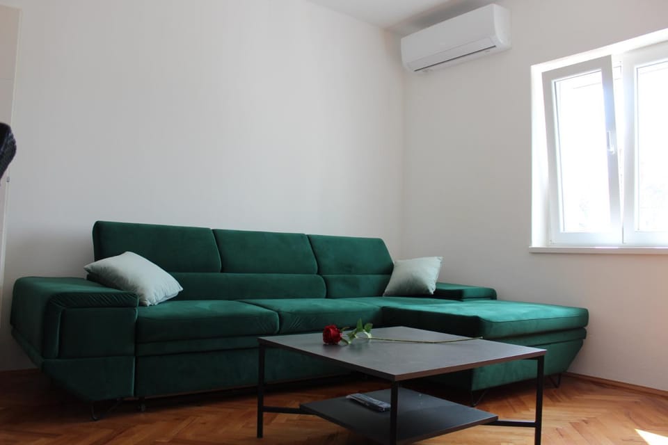 Living room, Seating area, air conditioner