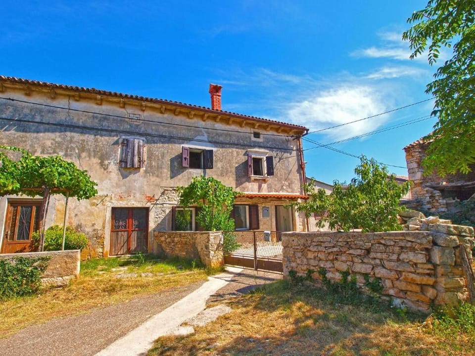 Comfortable apartment with pool and garden House in Istria County