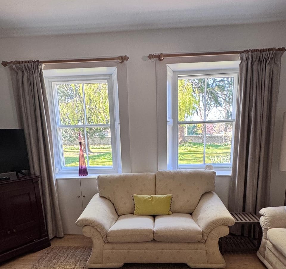 TV and multimedia, Living room, Seating area, Evening entertainment