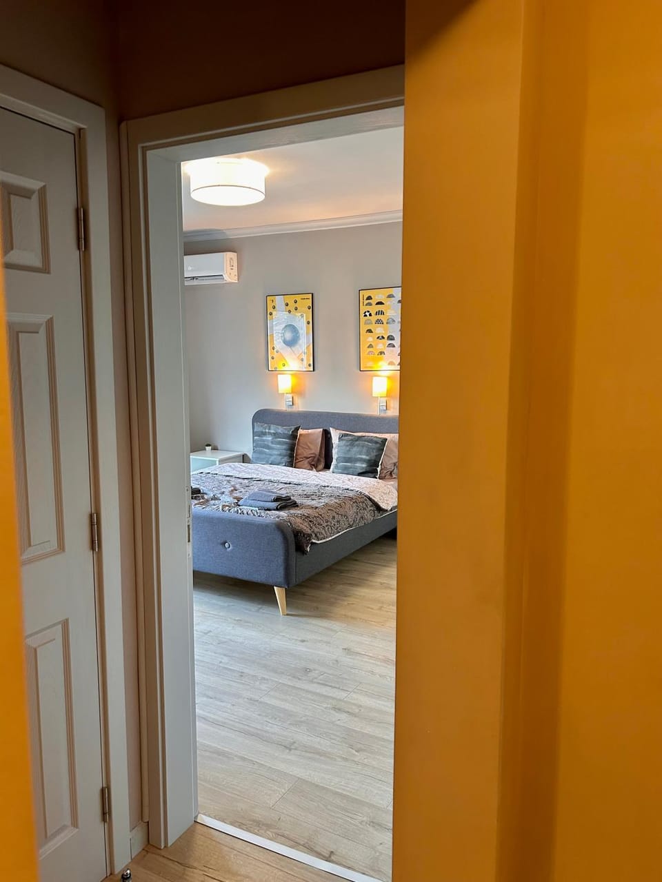 Bed, Photo of the whole room, Seating area, Bedroom