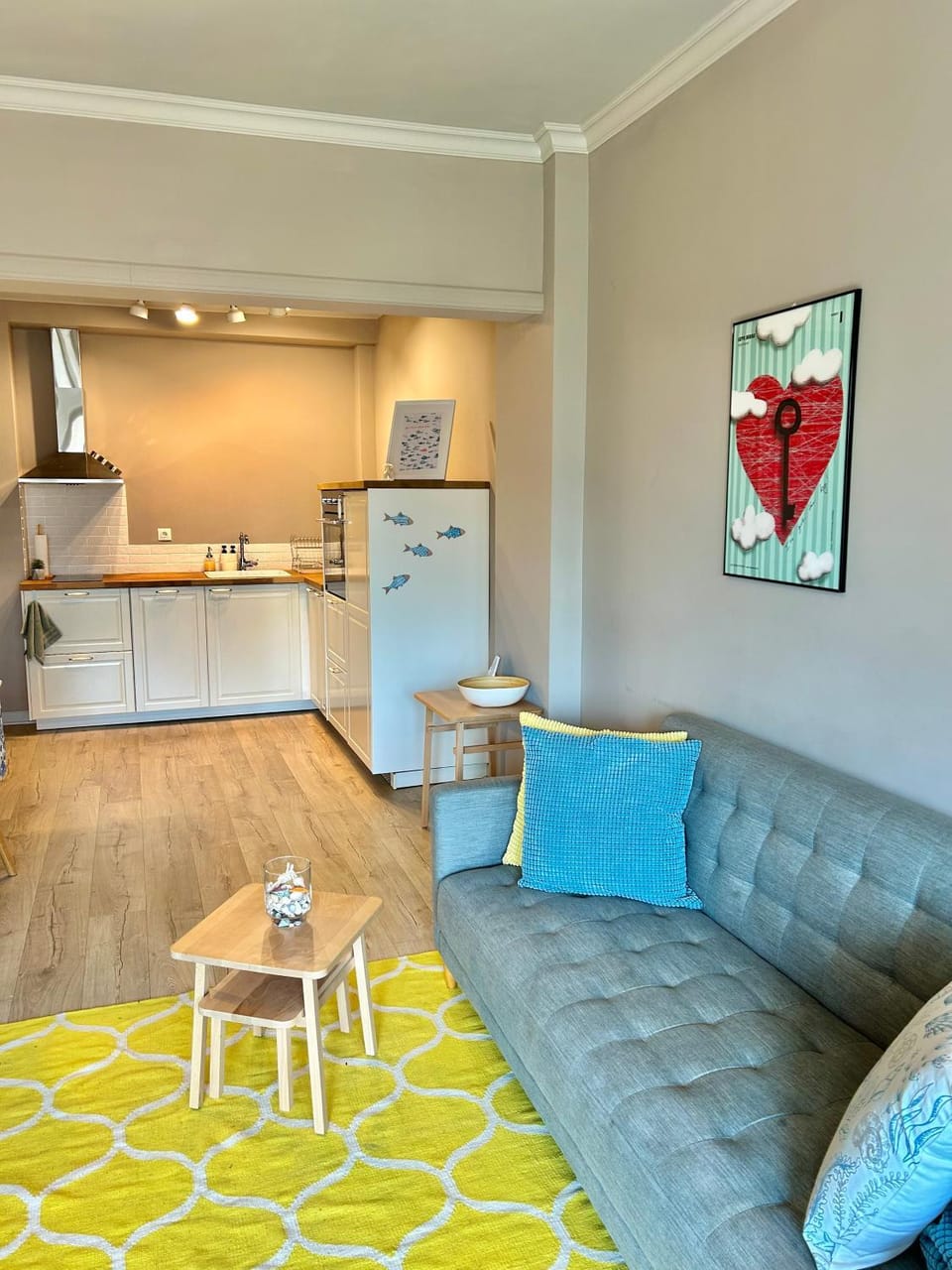 Kitchen or kitchenette, Living room, Seating area, Dining area, stove