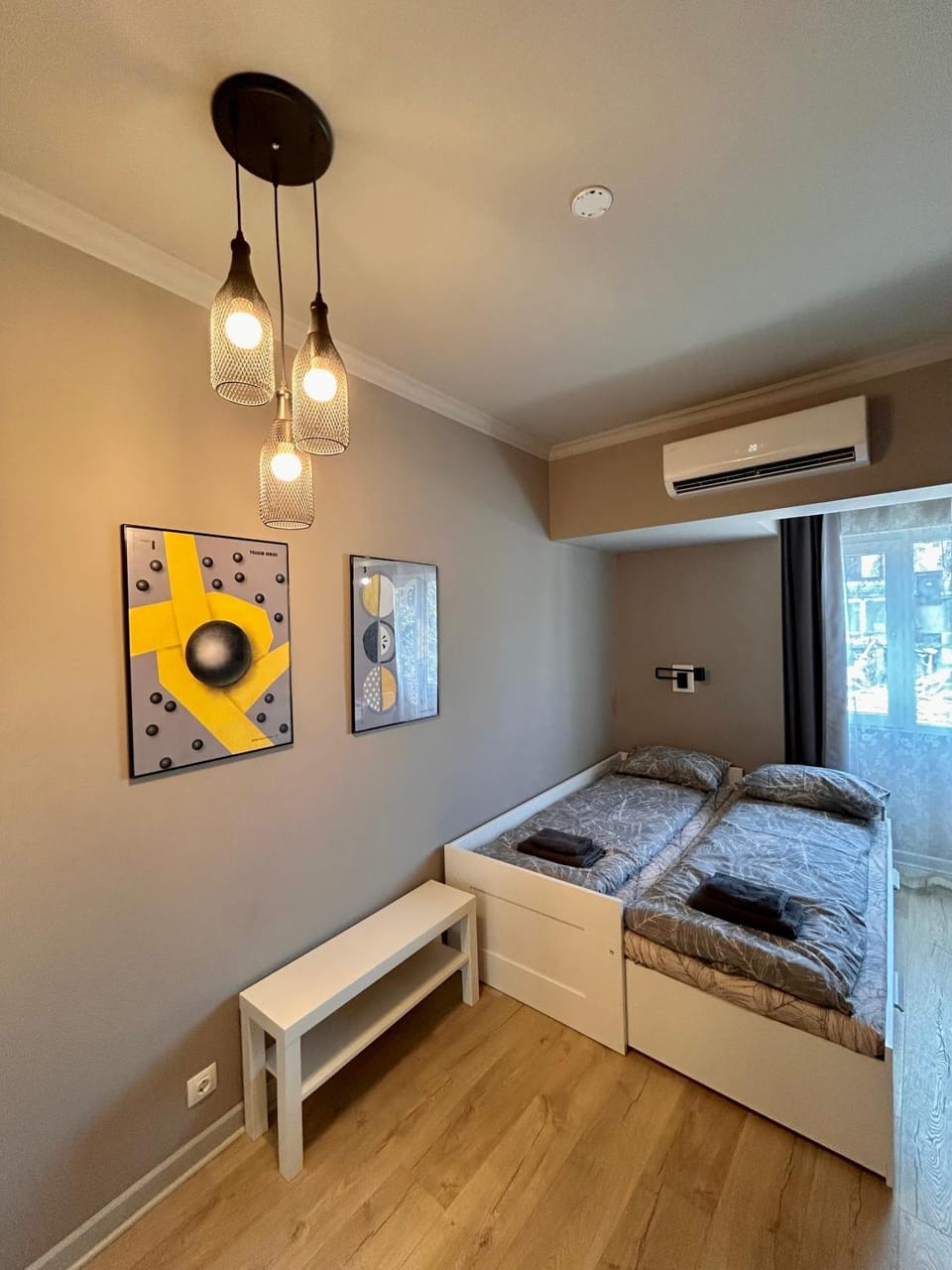 Bed, TV and multimedia, Photo of the whole room, Bedroom