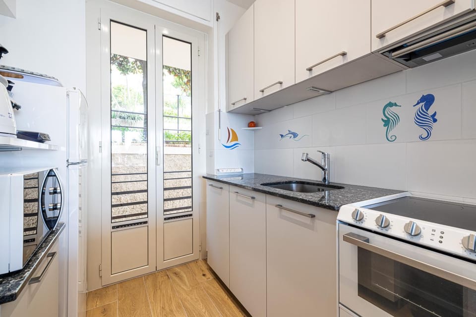 microwave, stove, kitchen