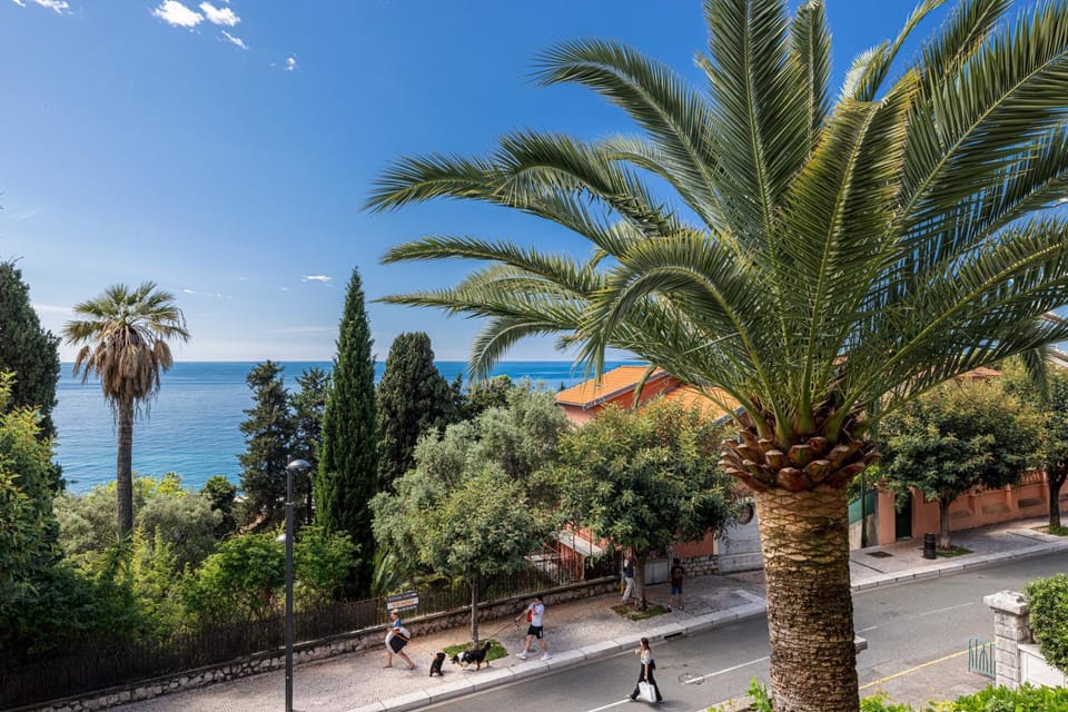 Sea view, Street view